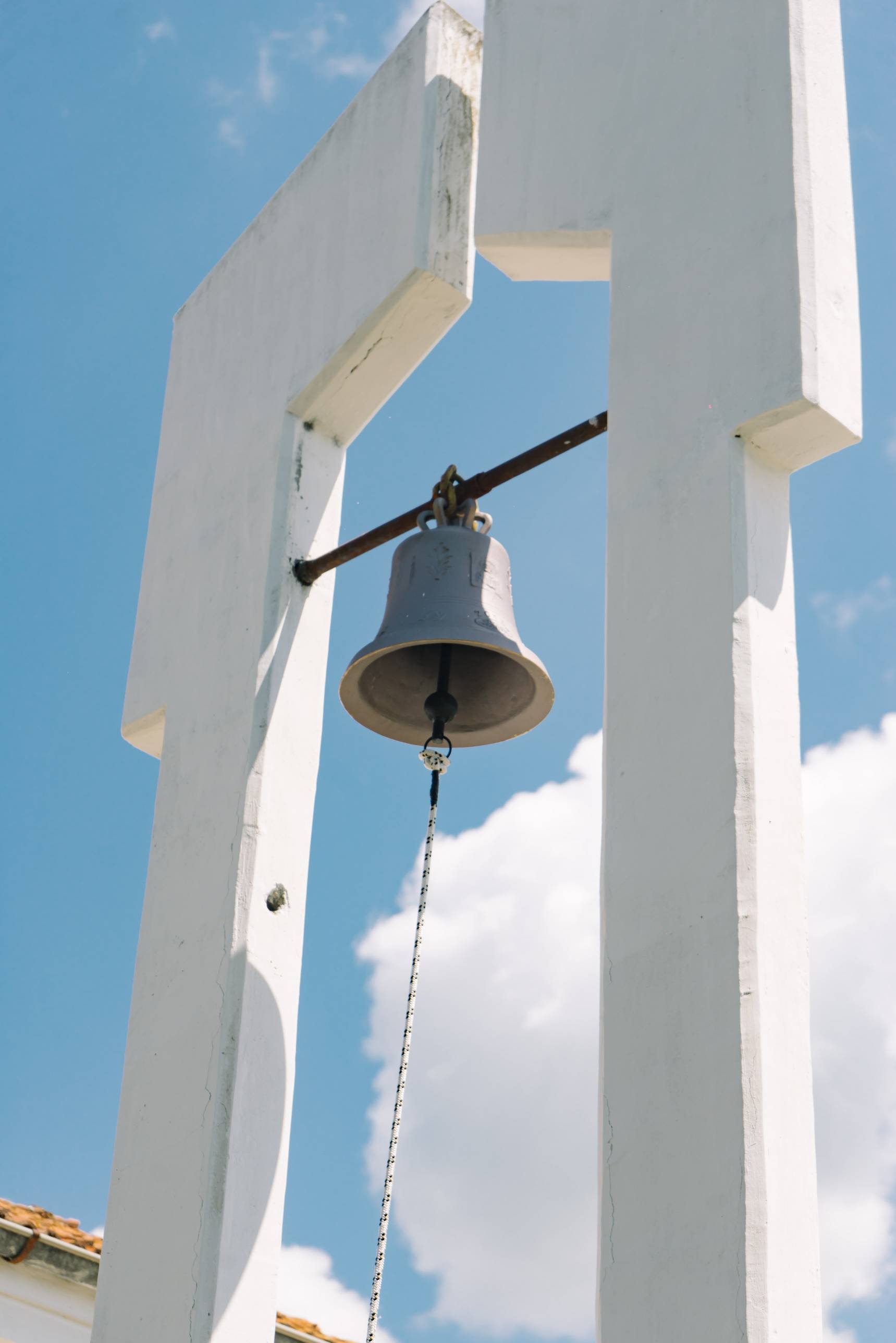 Новата камбана в храма на село Брусен